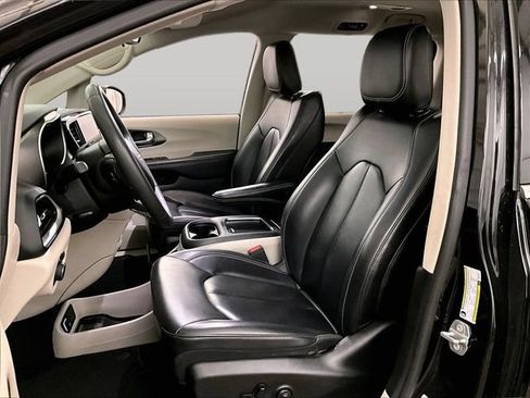 Used 2023 Chrysler Pacifica Touring-L FWD image 24