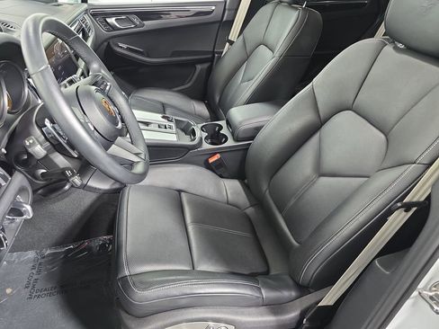 Certified 2025 Porsche Macan AWD/4WD image 5