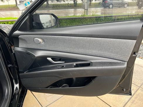 Used 2025 Hyundai Elantra Limited FWD image 6