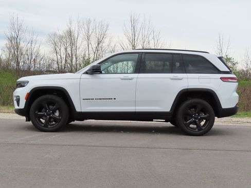 Used 2023 Jeep Grand Cherokee Limited w/ Black Appearance Package image 5