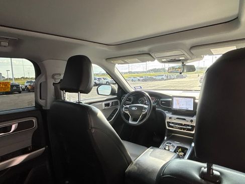 Used 2021 Ford Explorer XLT w/ Equipment Group 202A AWD/4WD image 32