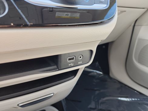 Used 2018 Chrysler Pacifica Touring-L w/ Premium Audio Group FWD image 6