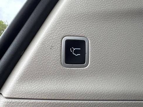 Used 2023 Chrysler Pacifica Touring-L FWD image 22