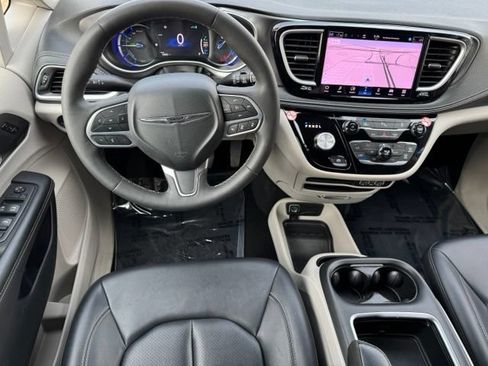 Used 2024 Chrysler Pacifica Limited FWD image 15