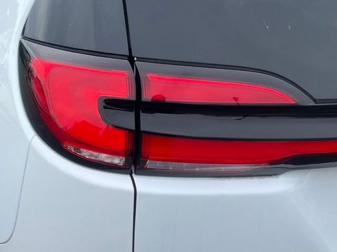 Used 2023 Chrysler Pacifica Touring-L image 9