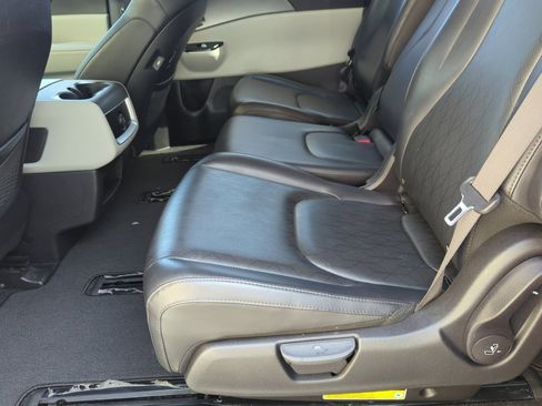 Used 2023 Kia Carnival LX FWD image 15