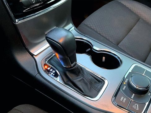 Used 2019 Jeep Grand Cherokee Laredo image 30