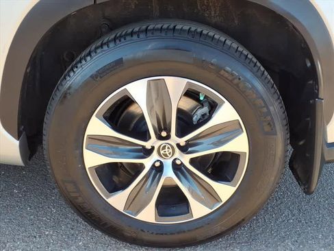 Used 2023 Toyota Highlander XLE image 8