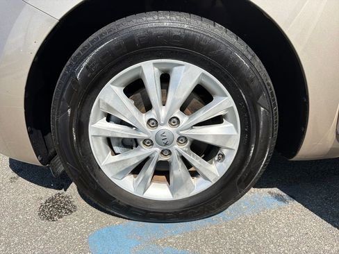 Used 2017 Kia Sedona LX w/ LX Essentials Premium Package image 13