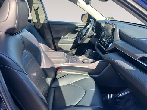 Used 2022 Toyota Highlander XLE image 15