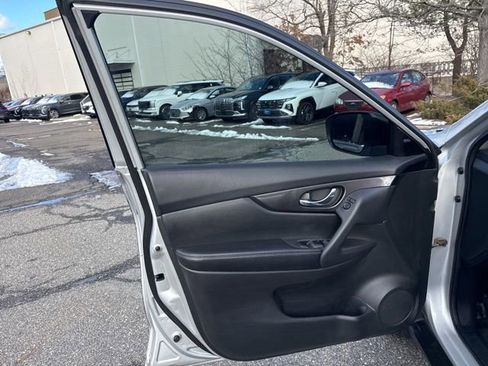 Used 2018 Nissan Rogue S image 34