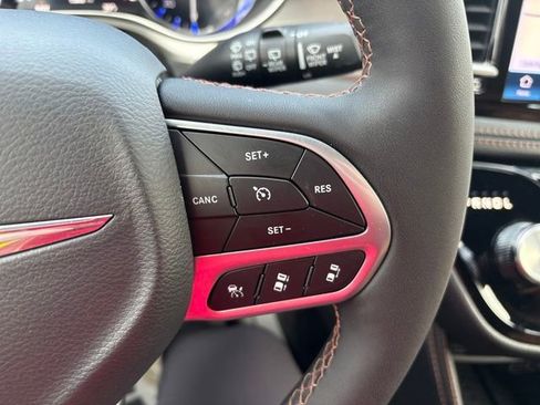 Used 2025 Chrysler Pacifica Pinnacle image 21