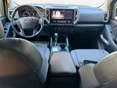 Used 2025 Nissan Frontier SV image 2