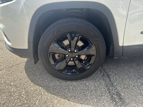 Used 2019 Jeep Cherokee Latitude w/ Cold Weather Group AWD/4WD image 4