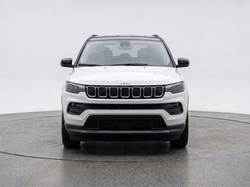 Used 2025 Jeep Compass Limited AWD/4WD image 2