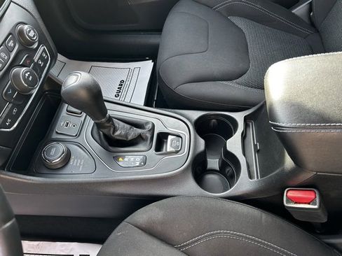 Used 2019 Jeep Cherokee Latitude w/ Cold Weather Group image 29