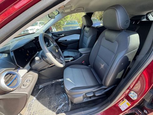 Used 2025 Chevrolet Trax LT image 32