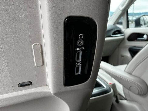 Used 2017 Chrysler Pacifica Limited image 41