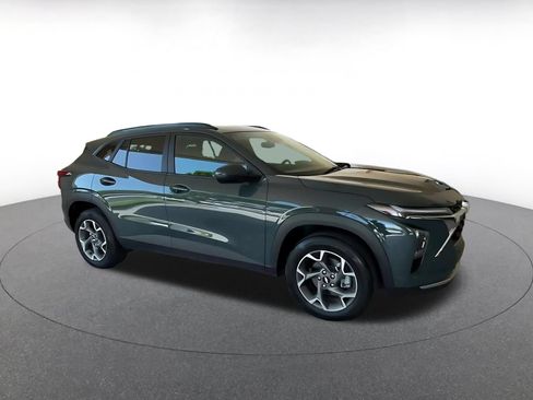 Used 2025 Chevrolet Trax LT FWD image 2