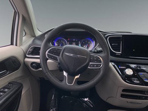 Used 2022 Chrysler Pacifica Touring-L image 12
