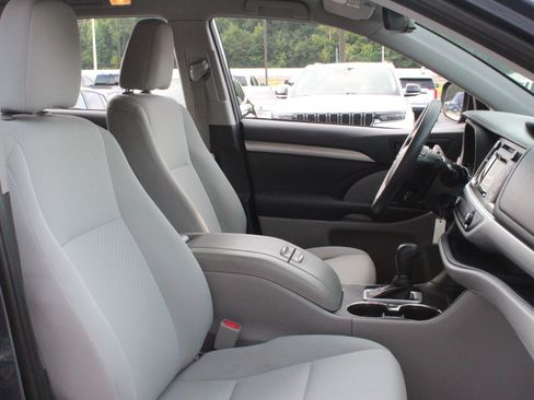 Used 2019 Toyota Highlander LE FWD image 33
