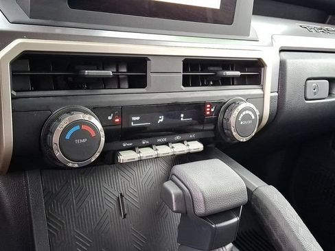 Used 2025 Toyota Tacoma SR5 AWD/4WD image 15