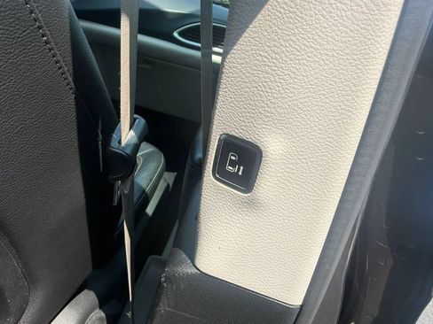 Used 2019 Chrysler Pacifica Touring-L FWD image 45