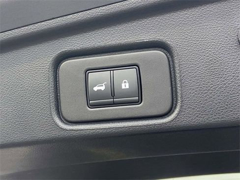 Used 2025 Nissan Pathfinder SL image 11