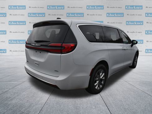 Used 2023 Chrysler Pacifica Touring-L w/ Uconnect Theater Family Group image 4