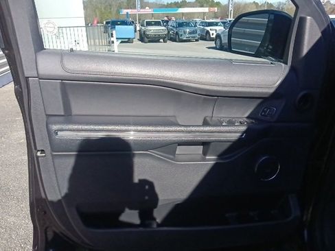 Used 2023 Ford Expedition Max XLT image 11