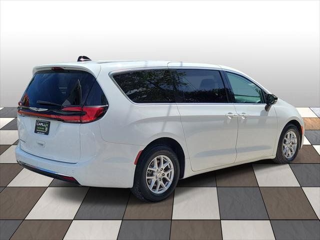 Used 2024 Chrysler Pacifica Touring-L FWD image 4