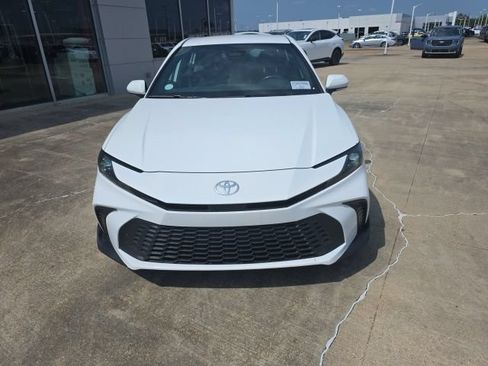 Used 2025 Toyota Camry SE FWD image 4