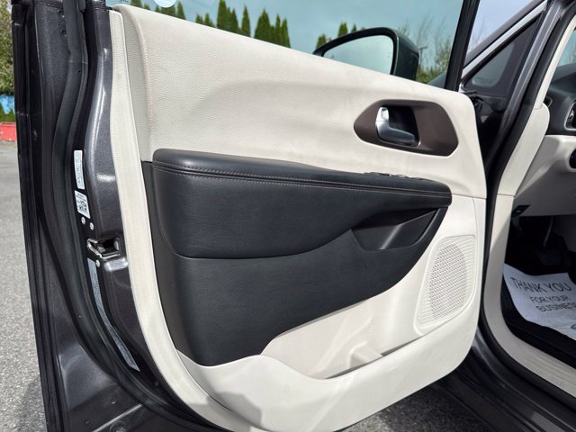Used 2018 Chrysler Pacifica Touring-L FWD image 24