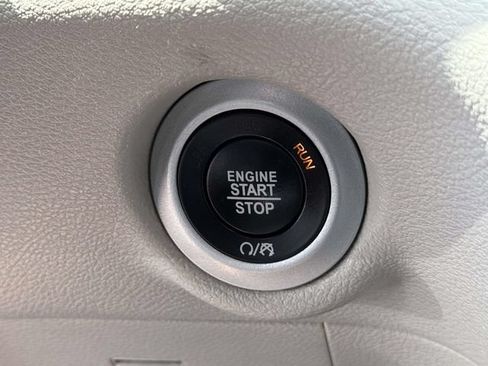 Used 2024 Chrysler Pacifica Touring-L FWD image 18