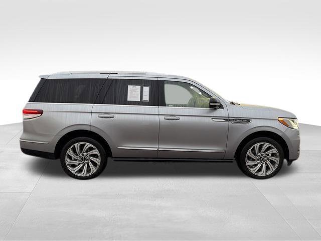 Used 2023 Lincoln Navigator Reserve AWD/4WD image 11
