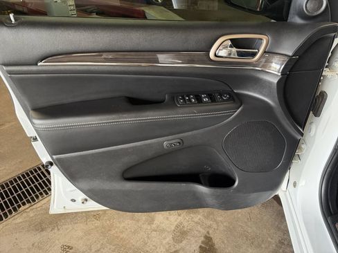 Used 2017 Jeep Grand Cherokee Overland AWD/4WD image 26