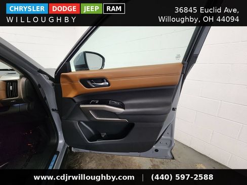 Used 2025 Nissan Pathfinder Platinum AWD/4WD image 39