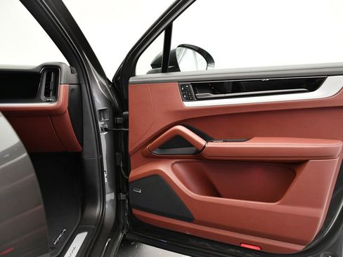 Certified 2025 Porsche Cayenne image 49