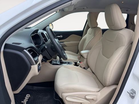Used 2019 Jeep Cherokee Latitude w/ Popular Appearance Group FWD image 14