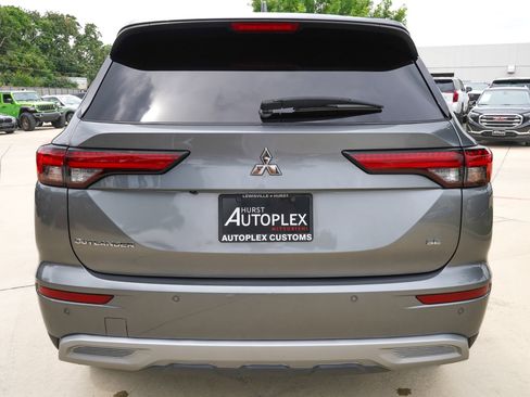Used 2024 Mitsubishi Outlander SE FWD image 3