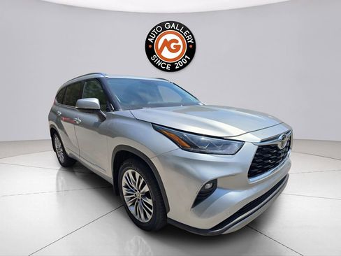 Used 2021 Toyota Highlander Platinum AWD/4WD image 1