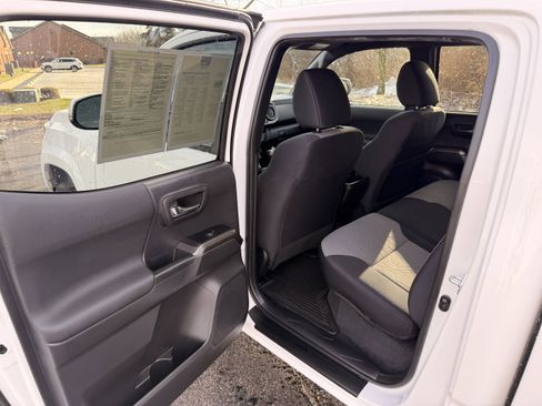 Used 2022 Toyota Tacoma TRD Sport image 11