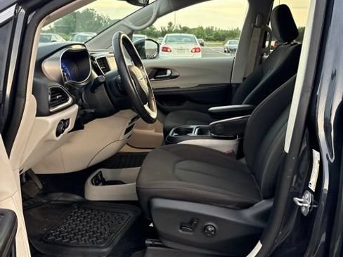 Used 2020 Chrysler Pacifica Touring w/ Cold Weather Group FWD image 5