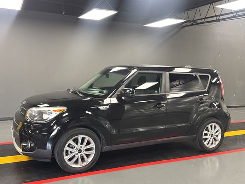 Used 2018 Kia Soul + FWD image 2