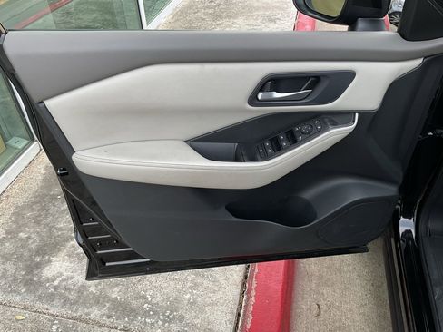 Used 2025 Nissan Rogue SV image 13