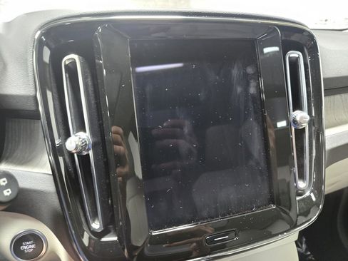 Used 2024 Volvo XC40 B5 Plus image 22