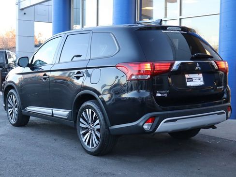 Used 2019 Mitsubishi Outlander SE image 3