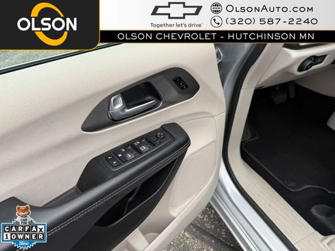 Used 2024 Chrysler Pacifica Touring-L image 11