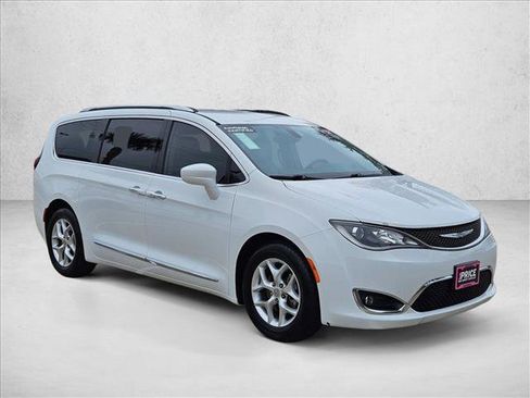 Used 2017 Chrysler Pacifica Touring-L Plus image 3