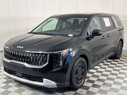 Used 2025 Kia Carnival image 2